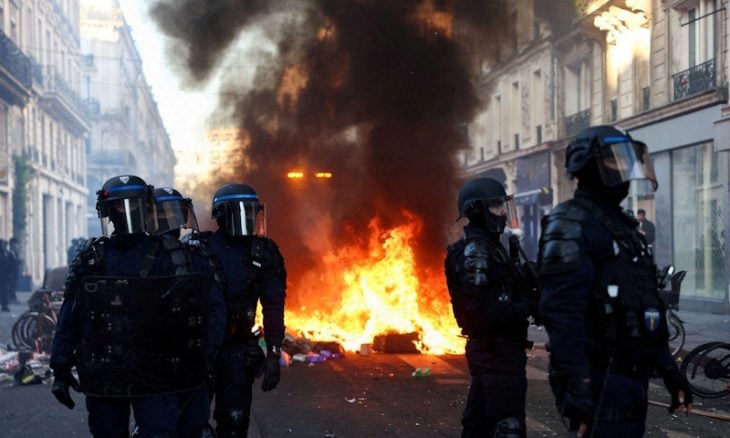 أزمة سياسية في فرنسا ..  ماكرون يقرّ بإخفاقات والمعارضة تصعّد انتقاداتها