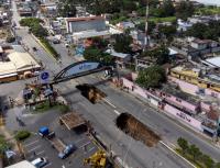 حفرة عملاقة في طريق سريع بغواتيمالا تبتلع الأخضر واليابس
