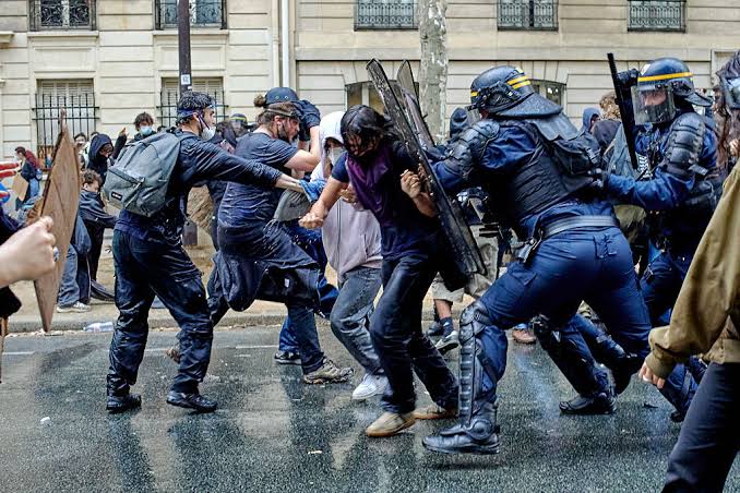 فرنسا تحترق على وقع احتجاجات عنيفة تهز مدنها