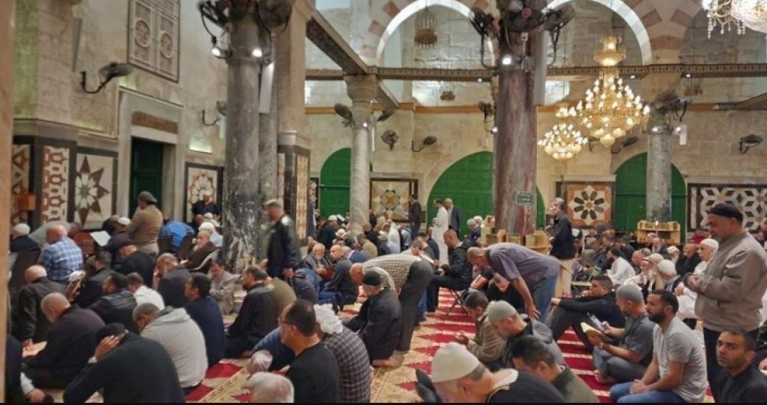 حشود تؤدي صلاة "الفجر العظيم" في المسجد الأقصى Image