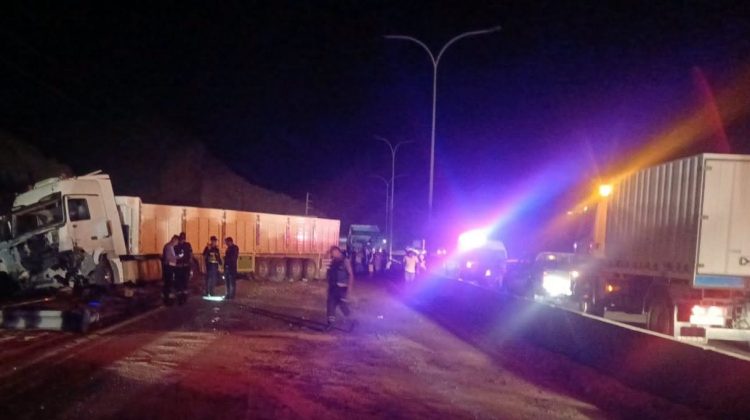 إغلاق حركة السير باتجاه العقبة إثر تصادم شاحنتين عراقيتين