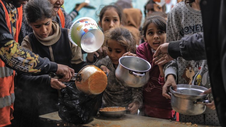“الأغذية العالمي” يقطع المساعدات عن 500 ألف فلسطيني بسبب نقص التمويل