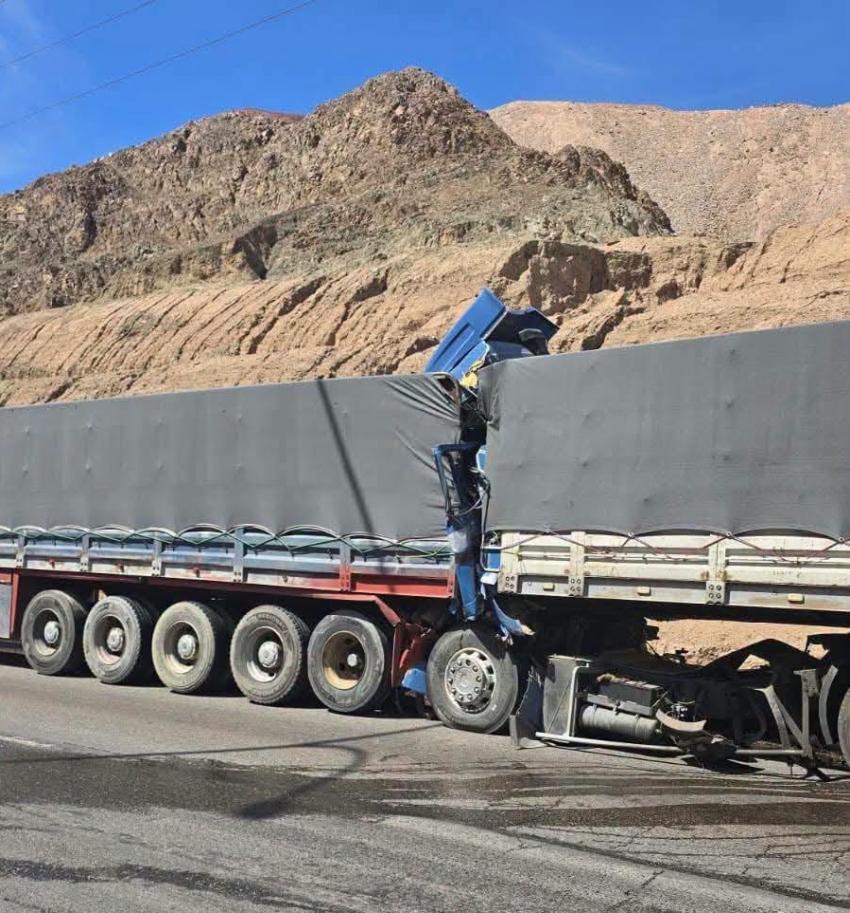 تصادم شاحنتين يعيق السير في طريق العقبة الخلفي