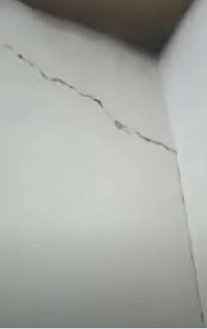 مواطن يدعي تشقق منزله بسبب الهزات ..  والعتوم : أضرار بسيطة - فيديو