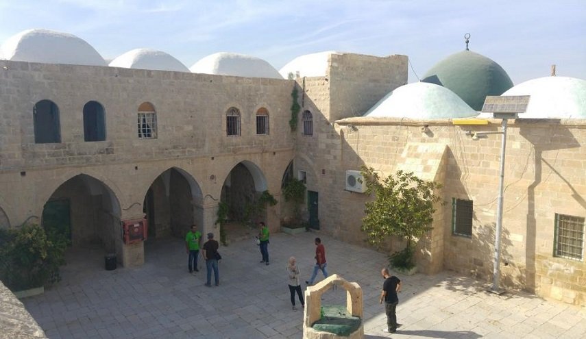  حفل صاخب داخل مسجد "النبي موسى" Image