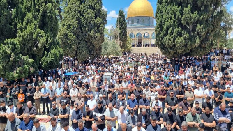 عشرات الآلاف يؤدون صلاة الجمعة في المسجد الأقصى