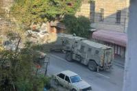 الاحتلال يقتحم نابلس بتعزيزات عسكرية ويصيب شاباً بالرصاص