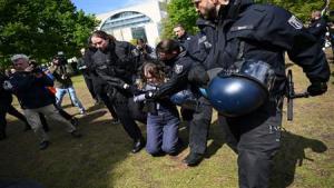 شرطة برلين تزيل مخيم اعتصام مؤيد للفلسطينيين قرب البرلمان