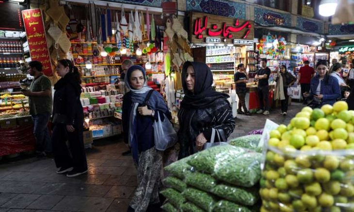 الإيرانيون يقلصون إنفاقهم حتى على الضروريات في ظل “اقتصاد الحرب”