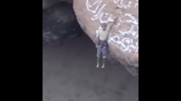 مشاهد تحبس الأنفاس ..  شاب يمني يتسلق فوهة بركان (فيديو) 