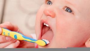 تعرف على أسباب رائحة الفم الكريهة لدى الرضع