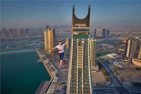 مغامر يحقق رقما قياسيا بالمشي على الحبال في قطر Image