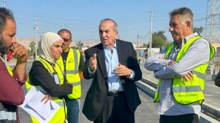 وزير الأشغال يتفقد مشروع توسعة طريق جسر الملك حسين