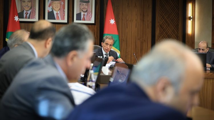 إقرار نظام ترخيص شركات تزويد المنازل بعاملات التنظيف
