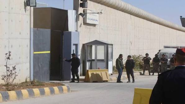 ضبط أشخاص حاولوا إدخال مواد مخدرة إلى نزلاء 