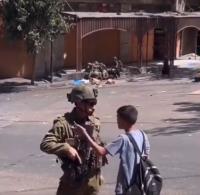 طفل فلسطيني لجندي صهيوني :" مش رايح من هون"