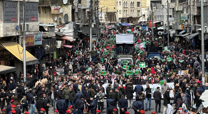 الأردنيون يواصلون مسيراتهم الرافضة للعدوان على غزة Image