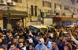 71 إصابة باعتداء الإحتلال على جنازة الشهيد الشريف في القدس - فيديو