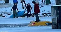 كندا انقاذ امراة غرقت سيارتها في نهر متجمد "فيديو" 