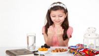 6 خطوات لتعويد طفلك على صيام رمضان