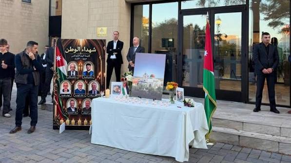 وقفة تضامنية أمام السفارة الأردنية في واشنطن حدادا على شهداء