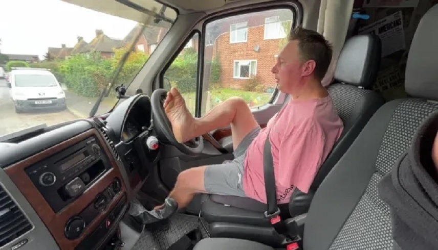 بريطاني بدون ذراعين يقود شاحنة .. ما القصة؟  Image