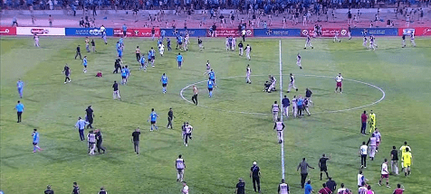 جماهير الفيصلي تقتحم أرضية الملعب خلال المباراة مع معان Image