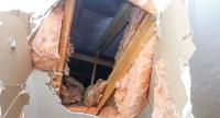 «قذيفة جليدية» من طائرة مدنية تحطم سقف منزل!