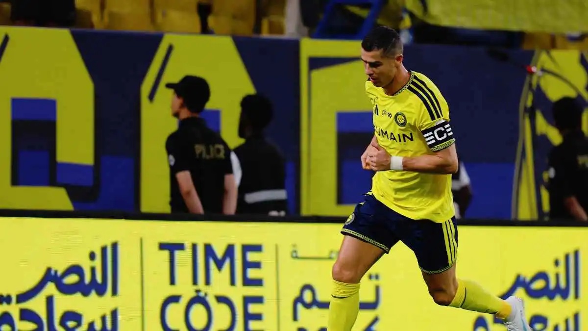 رد فعل رونالدو بعدما فاجأه مشجع بشال النصر السعودي