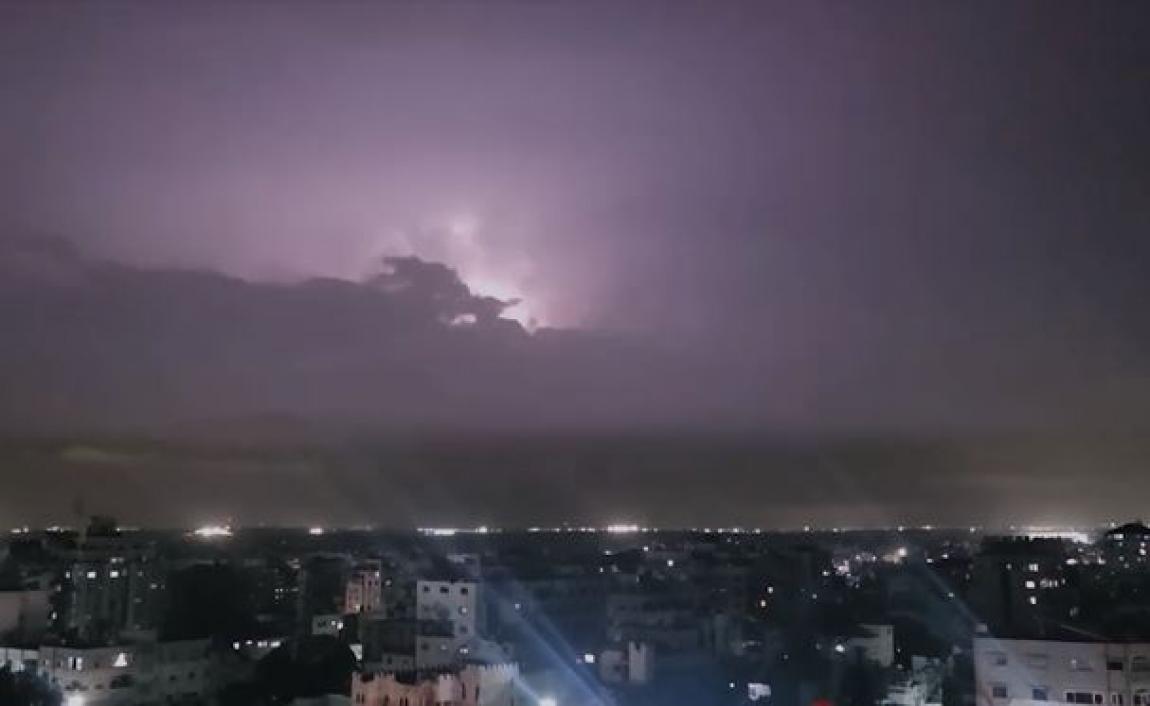 السماء تبرق لـ 35 دقيقة  ..  عالم فلك يفسر الظاهرة