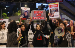 عائلات المحتجزين تغلق الشارع قبالة وزارة الدفاع في تل أبيب