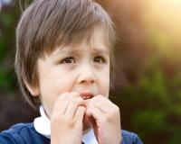 علاج قضم الأظافر لدى طفلك 