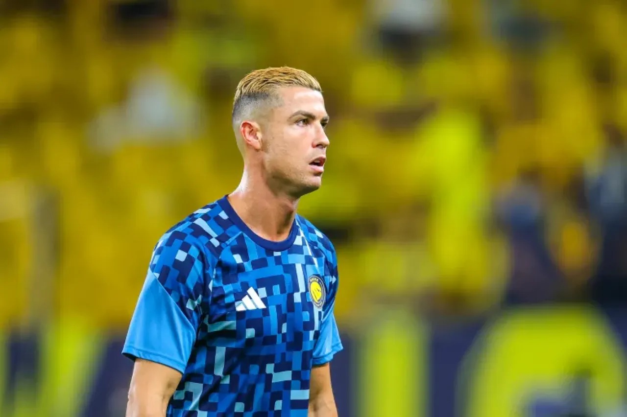 غادر معسكر البرتغال بصخب  ..  رونالدو يعود إلى النصر بقصة شعر جديدة