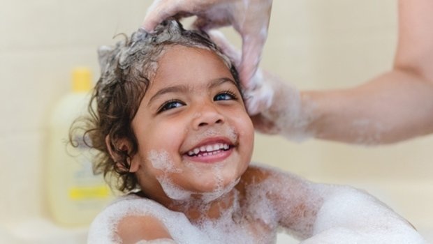 الطريقة الصحيحة لغسل شعر الأطفال الرضع Image