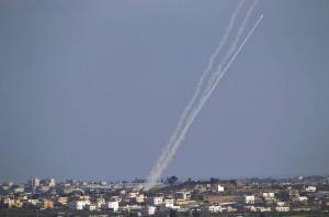 سقوط قذيفة صاروخية قرب مستوطنة في غلاف غزة