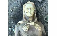 تمثال لإمبراطور روماني في زي هرقل
