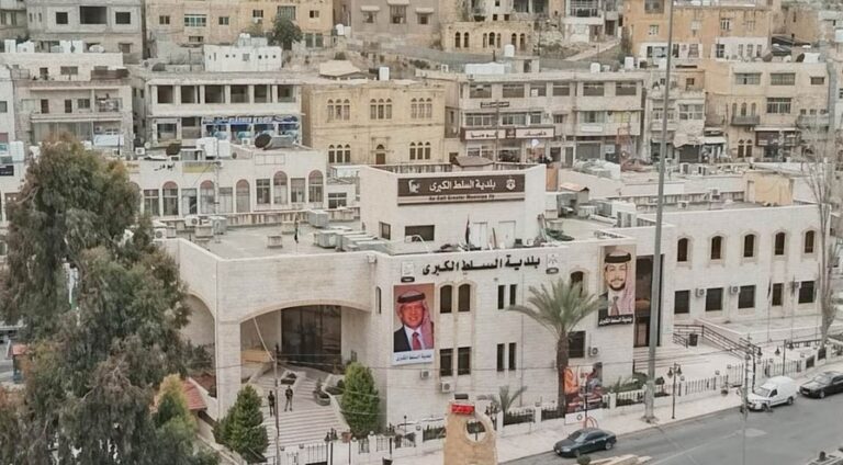 بلدية السلط تعلن عن تنفيذ أعمال تخطيط ودهان للشوارع وسط المدينة