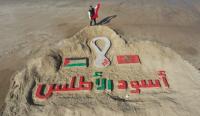 لوحة على شاطئ غزة دعما لـ«أسود الأطلس»