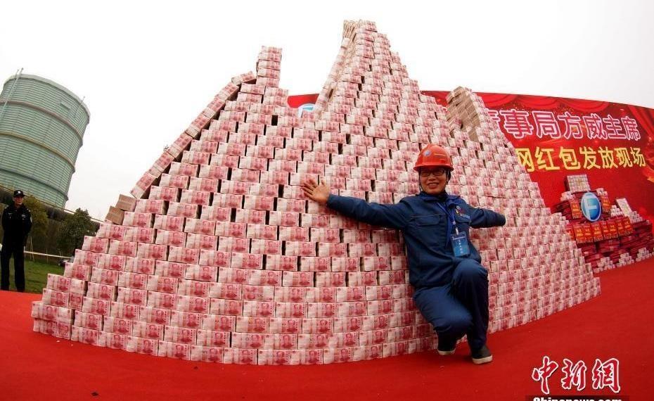 شركة صينية تُكافئ موظّفيها بجبلٍ من النقود! Image