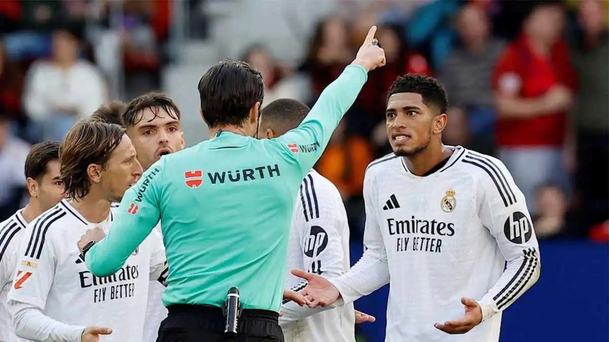 رسميًا  ..  خوان مونويرا حكمًا للكلاسيكو بين برشلونة وريال مدريد