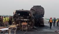 مقتل 20 في حادث تصادم مروع بين حافلة وصهريج في باكستان