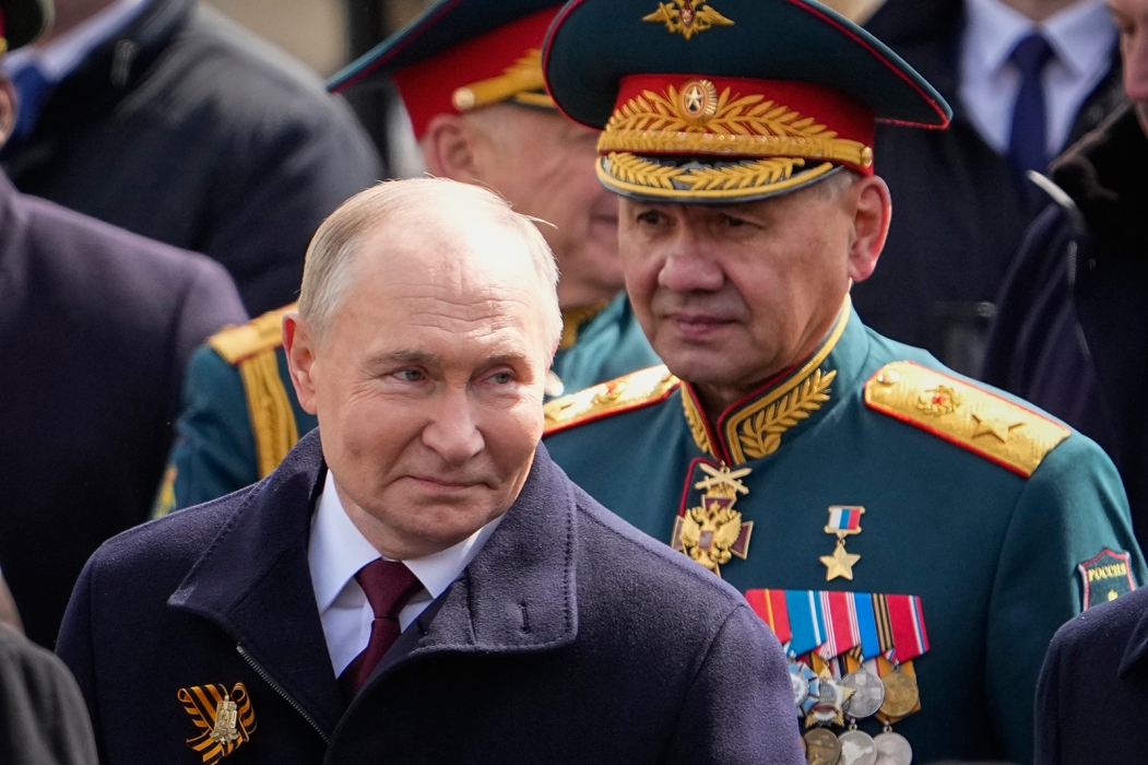 بوتين يقيل وزير دفاعه ويعيّن مدنياً بديلاً له