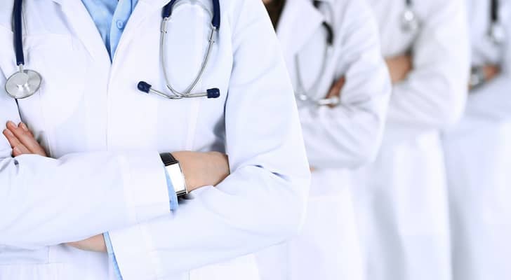نقابة الأطباء توقف التعامل مع 4 شركات تأمين  .. تفاصيل