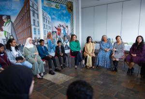 الملكة تطلع على برامج مركز كونوي لتعليم اللاجئين في بلفاست