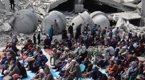غزيون يؤدون صلاة العيد فوق ركام المساجد