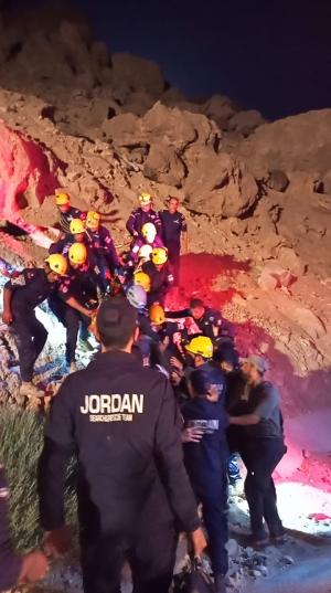 سقوط عشرينية من مقطع صخري بالبحر الميت وجهود لإنقاذها